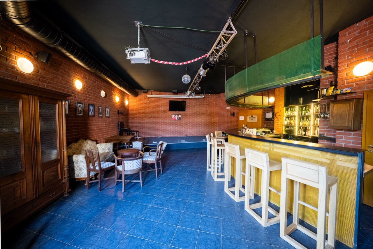 Klub penzionu: bar, barové židle a taneční parket s pódiem