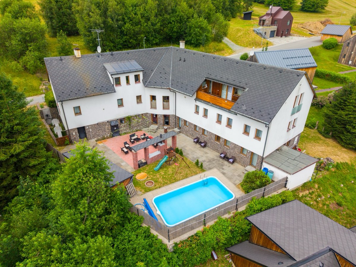 Penzion Valevil z výšky: dům s apartmány, dvůr a bazén